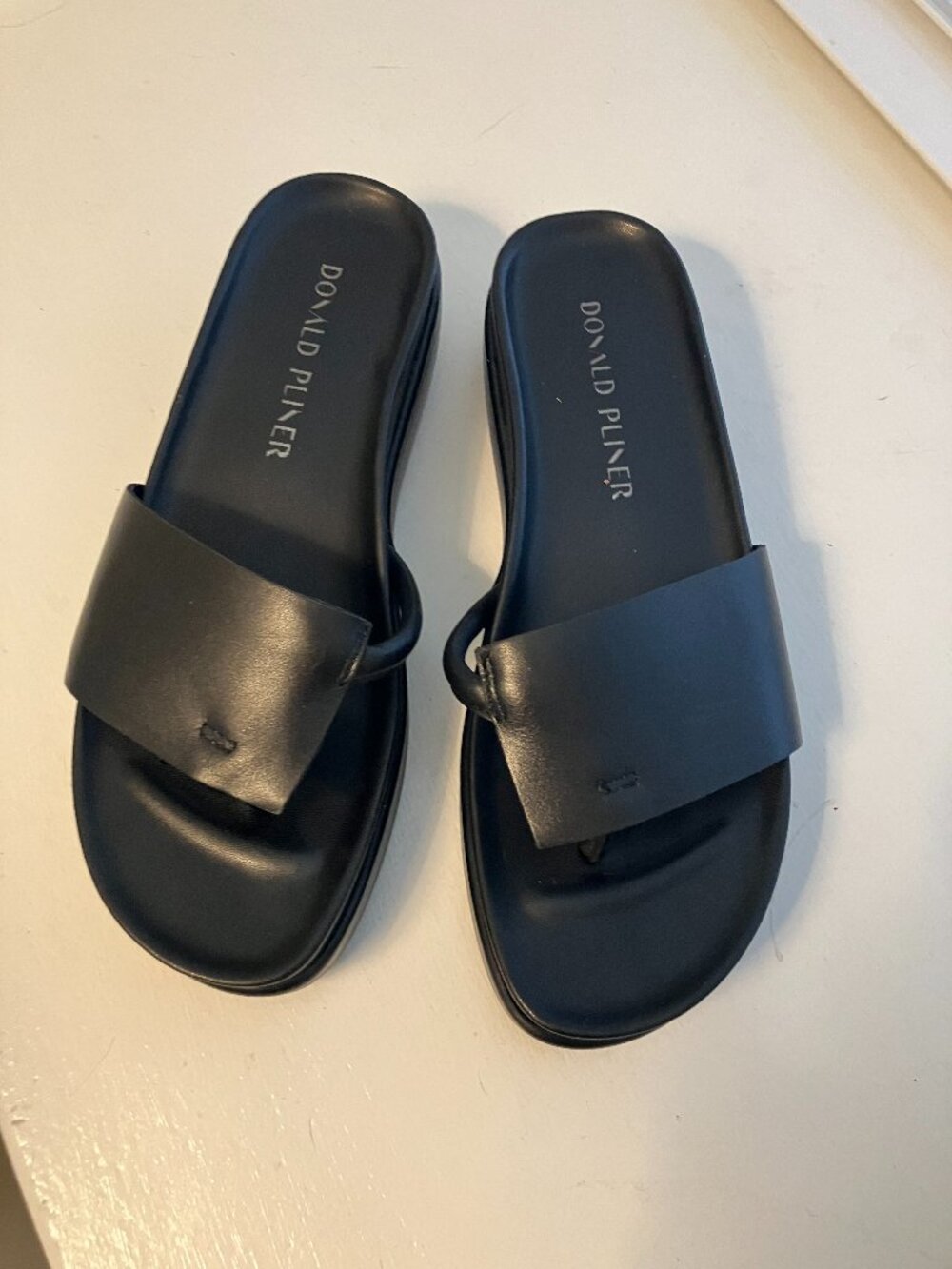 Donald Pliner FIFI Black Leather Platform Thong Sandals - Size 5.5